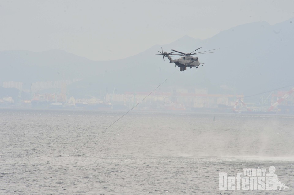 2017년 다국적 기뢰전 훈련에서 미해군 소해헬기 MH-53 음탐탐색(자료사진:해군)