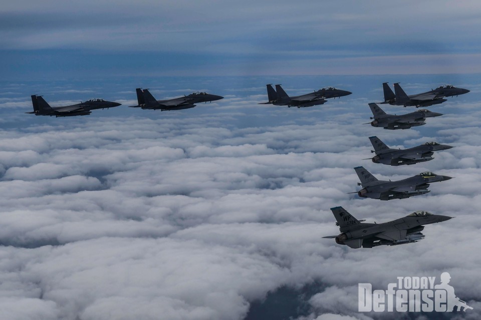 미 제8전투비행단 소속 F-16 파이팅 팰콘과  11전투비행단 소속 F-15K가 합동으로 한반도 상공에서 비행 작전을 수행해 양국 간 긴밀한 공조와 신속한 대응을 과시했다.(사진제공:ROKAF)