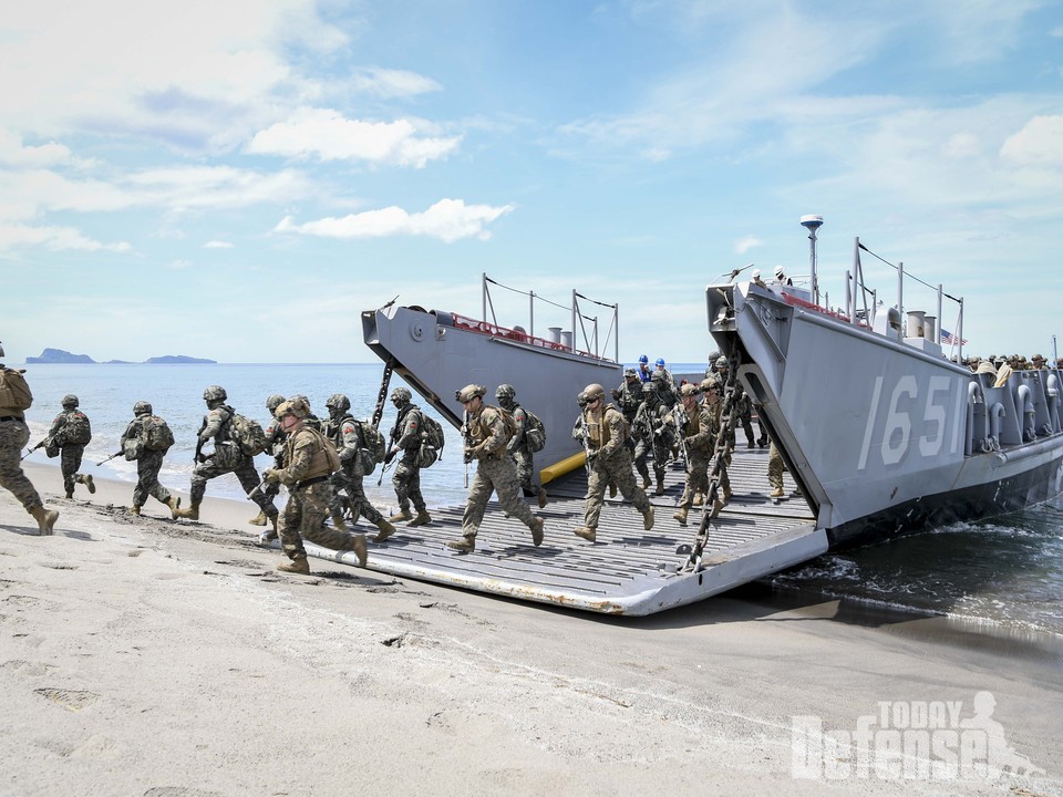 훈련에 참가한 한·미·필리핀 해병대 장병들이 10월 7일(금) 연합상륙훈련 간 상륙주정(LCU)을 이용해 상륙하고 있다. (사진:해병대)