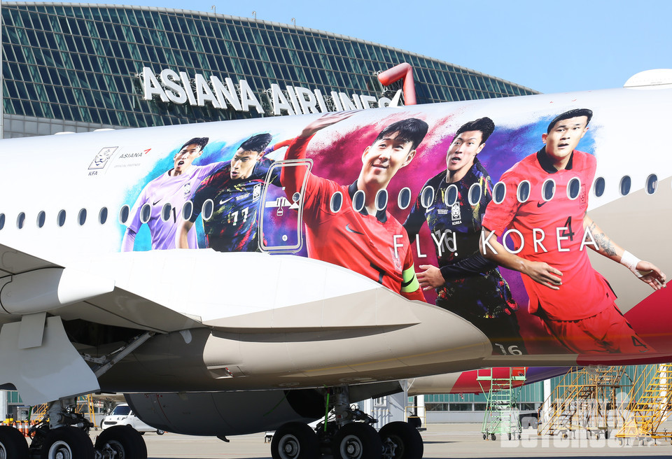 ‘축구국가대표팀’의 이미지를 담은 아시아나 항공 래핑항공기 공개(사진:아시아나항공)