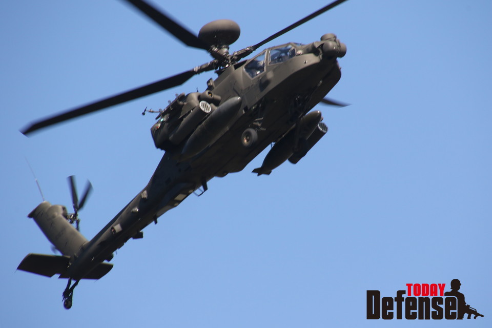 육군항공사령부 소속 AH-64E 아파치 공격헬기가 공중엄호를 하고 있다. (사진:디펜스투데이)