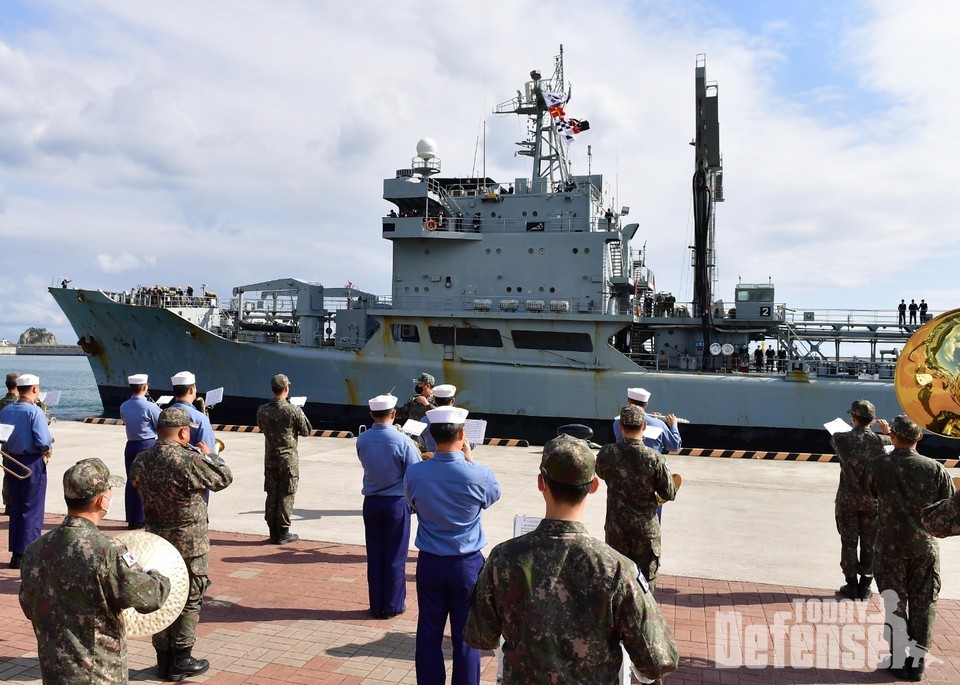 파키스탄 해군 군수지원함 나스르함(Nasr)이 25일 해군작전사령부 장병들의 환영 속에 부산작전기지에 입항하고 있다.(사진:해군작전사령부)