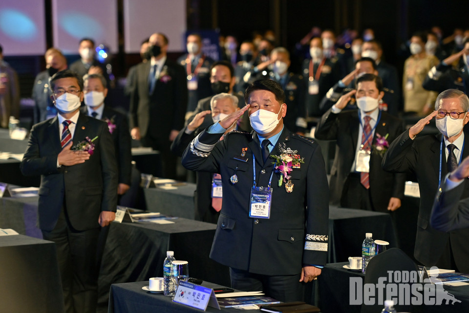 서욱 국방부 장관(맨 왼쪽)과 박인호 공군참모총장(가운데)이 10월 18일(월) 서울 강남구 그랜드 인터컨티넨탈 서울 파르나스 호텔에서 개최된 ‘제22회 국제 항공우주 심포지엄’에 참석해 국기에 대한 경례를 하고 있다. (사진:공군)
