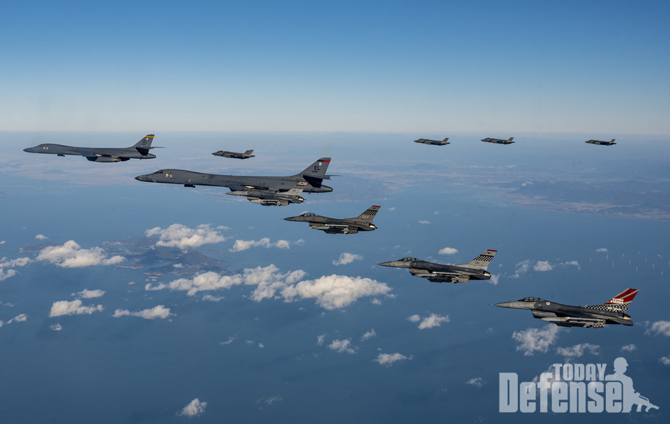 B-1B 폭격기 2대가 괌 앤더슨 공군기지에서 한반도로 넘어와서 한국공군 F-35A 4대, 주한미공군 F-16C 4대와 비지런트 스톰 피날레 훈련을 하고 있다.(사진:U.S.Air Force)