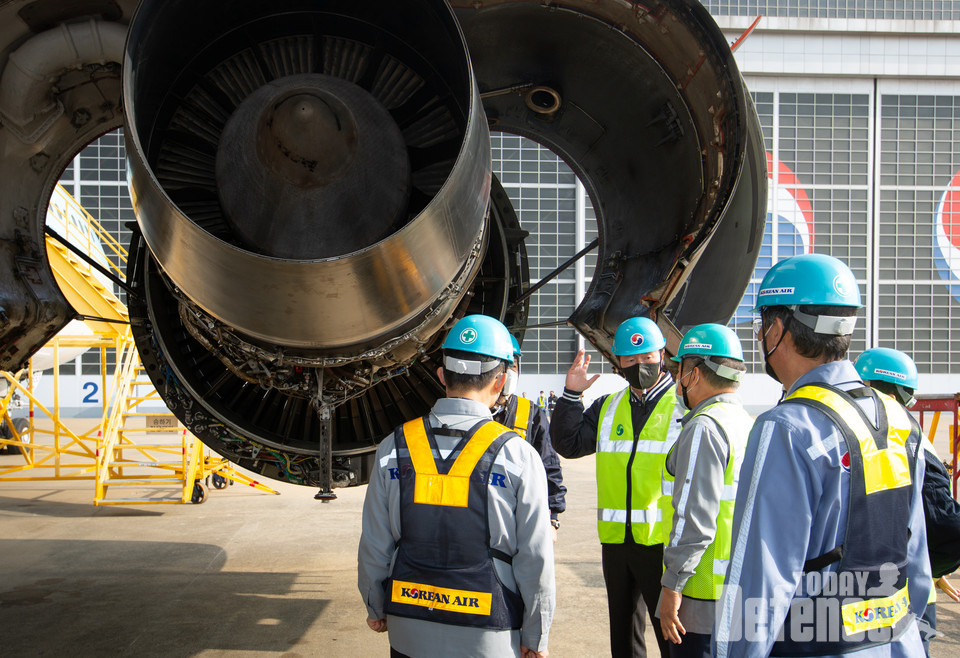 우기홍 사장(왼쪽에서 두번째)과 임원들이 A330 항공기의 엔진 점검과정을 살펴보고 있다. (사진:대한항공)