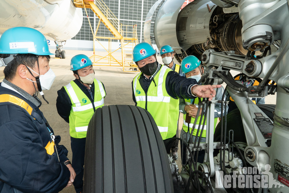 우기홍 사장(왼쪽에서 세번째)과 임원들이 A330 항공기의 랜딩기어 점검과정을 살펴보고 있다.(사진:디펜스투데이)