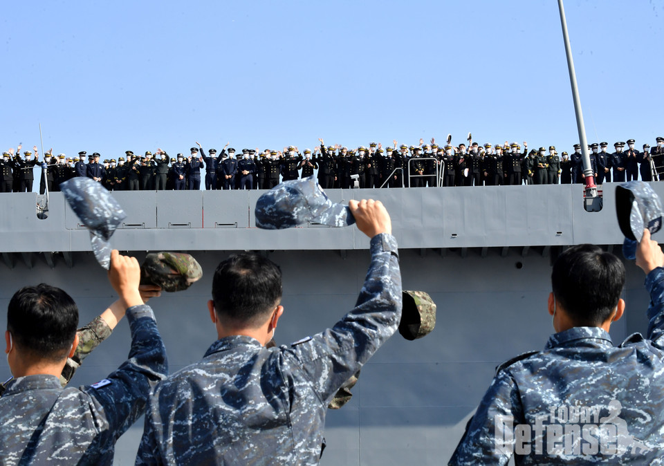 2022년 합동순항훈련에 참가한 육･해･공군사관학교 및 국군간호사관학교 2학년 사관생도들이 7일 해군 장병들의 환송을 받으며 진해 군항을 출항하고 있다. (사진:해군)