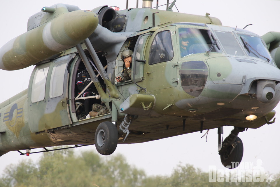 고공강하를 위해 이륙하는 UH-60P 헬기 양 도어는 열려 있으나, 사고를 방지하기 위해서 안전 라인으로 이중삼중 막았다. (사진:디펜스투데이)