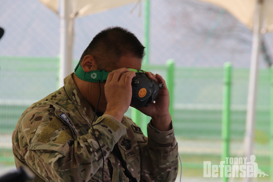 해군특전단 요원이 VR을 쓰고, 드론을 조종하고 있다. (사진:디펜스투데이)