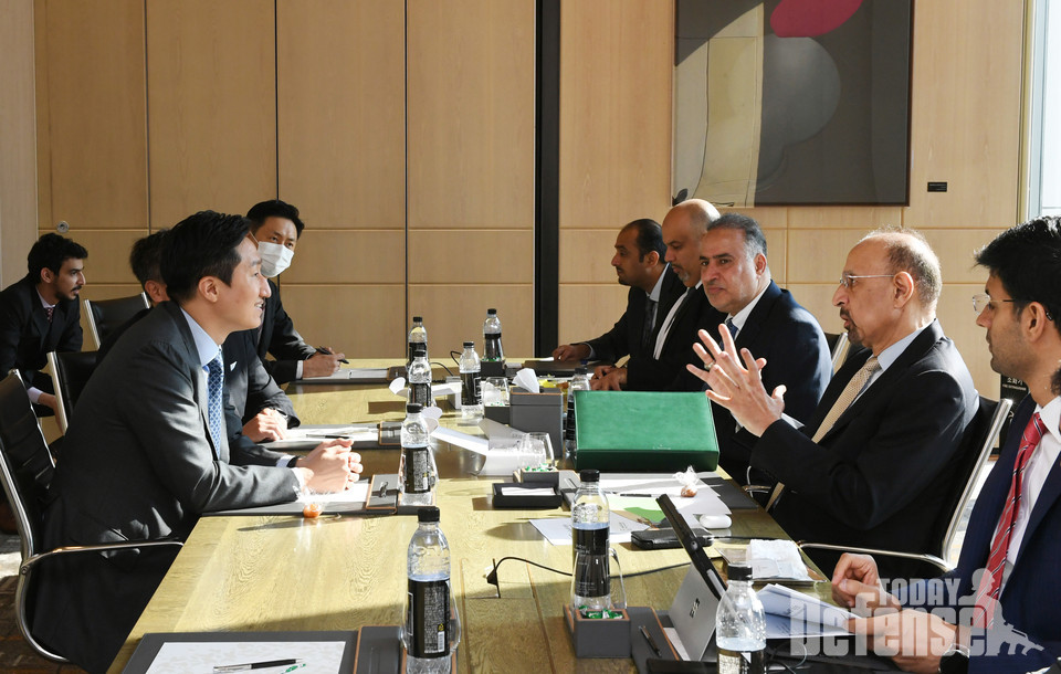 환담을 나누고 있는 HD현대 정기선 대표와 사우디 칼리드 알팔레 투자부 장관(사진:현대중공업)