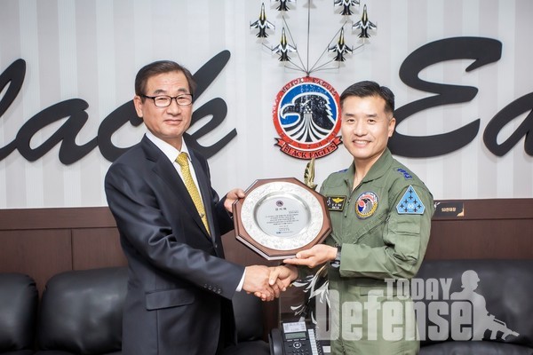 KAI 강구영 사장(좌)이 공군 제53특수비행전대장 김용민 대령(우)에게 감사패를 전달하고 있다.(사진:KAI)