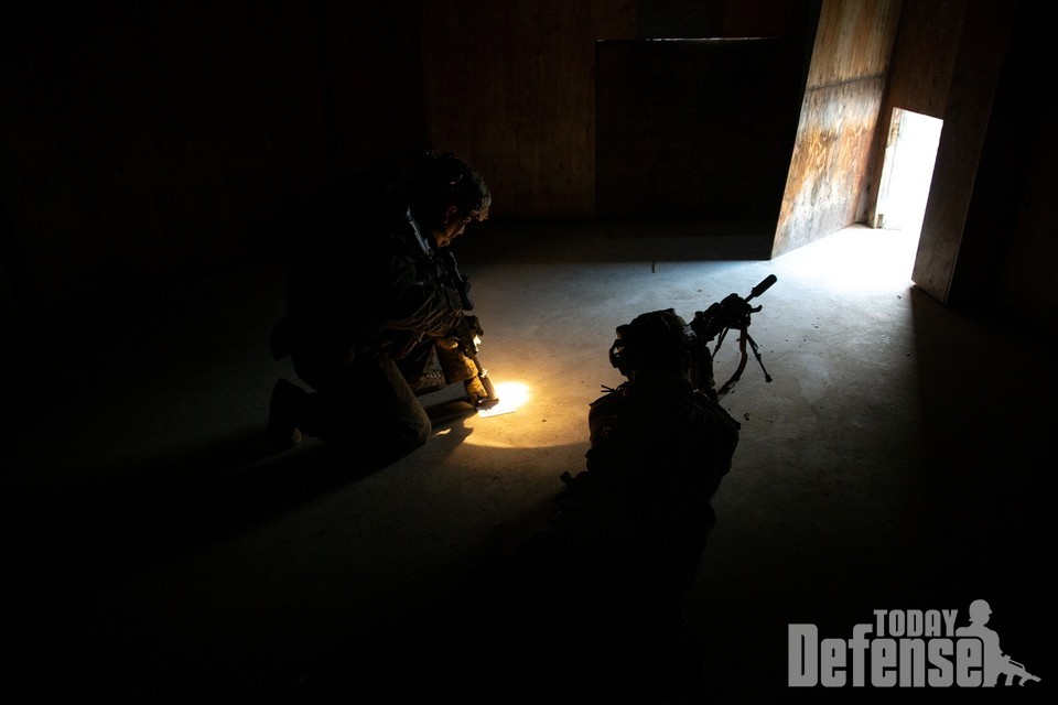 미해병대와 유엔군이 적진에 공중강습을 하여 적건물에 침투하고 있다. (사진:U.S.Marine)