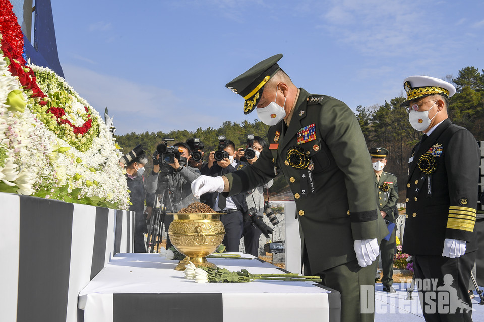 김태성 해병대사령관이 연평도 포격전 전사자들의 영정 앞에서 분향을 하고 있다.(사진:해병대)