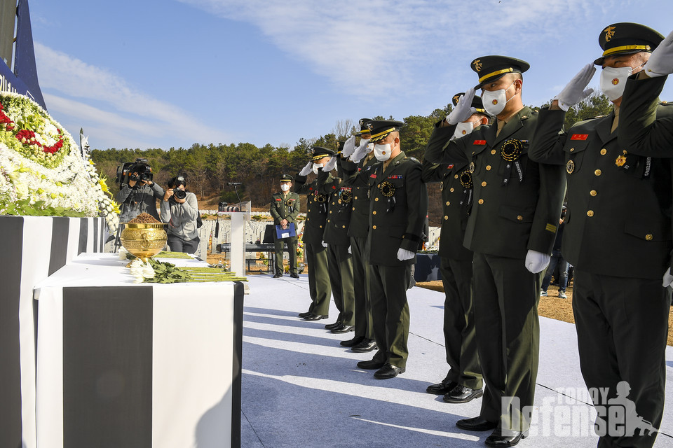 전투영웅 추모 및 전승기념식에 참석한 참전장병들이 연평도 포격전 전사자 들의 영정 앞에서 경례를 하고 있다.(사진:해병대)