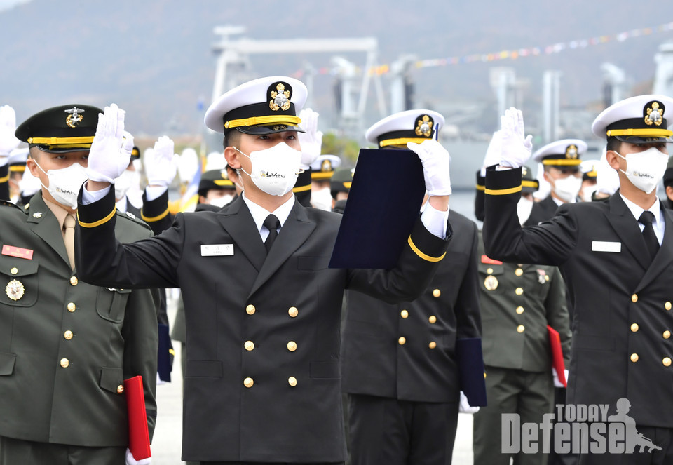 이종호 해군참모총장 주관으로 열린 이날 임관식에서 100명의 신임 해군·해병대 장교들이 임관 선서를 하고 있다.(사진:해군)