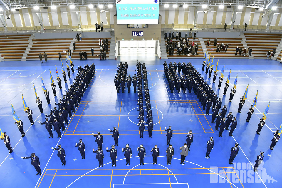 공군 교육사령부에서 거행된 제149기 학사사관후보생 임관식에서 신임장교들이 임관 기수인 149를 나타내는 대형으로 기념 촬영을 하고 있다.(사진:공군)