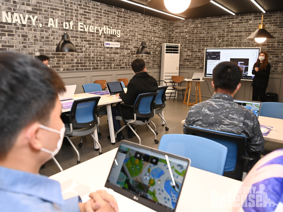 해군 제7기동전단 장병들이 12월 5일 개소한 AI·SW 교육장 「Navy AI HUB」에서 전문강사로부터 교육을 받고 있다.(사진:해군)