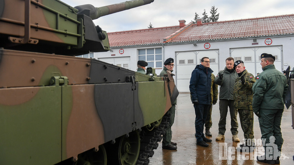K-2 전차앞에 마테우스 모라비에츠키 총리와 마리우스 부와슈차크 부총리가 부대 관계자에게 브리핑을 듣고 있다.(사진:폴란드 국방부)