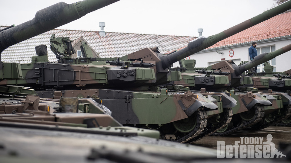 도열한 K-2 전차위에 현대로템 엔지니어가 올라가 있는 모습이 보인다.(사진:폴란드 국방부)