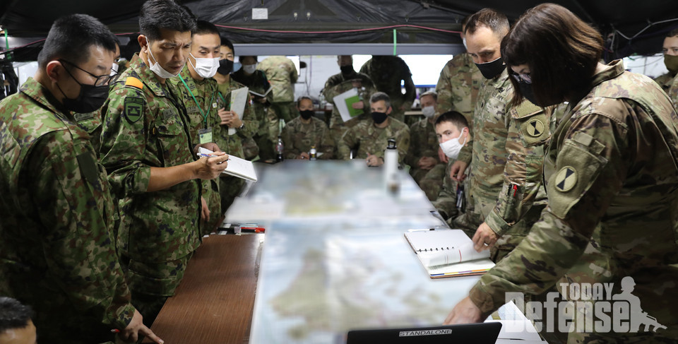 미군과 일본 육상자위대 대원들이 2022년 12월 7일 일본 캠프 겐군에서 열린 야마 사쿠라 83 훈련 오전 브리핑에 참여하고 있다. 이번 훈련은 일본 방위와 인도-태평양 지역 안정에 기여하는 양국 파트너십을 강화했다.(사진:U.S.ARMY)