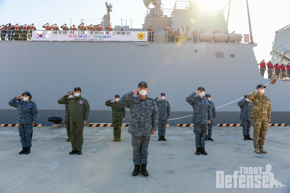 해군 부산작전기지에서 열린 청해부대 39진 출항 환송행사에서 청해부대원들이 임무 완수를 다짐하고 있다.(사진:해군작전사령부)