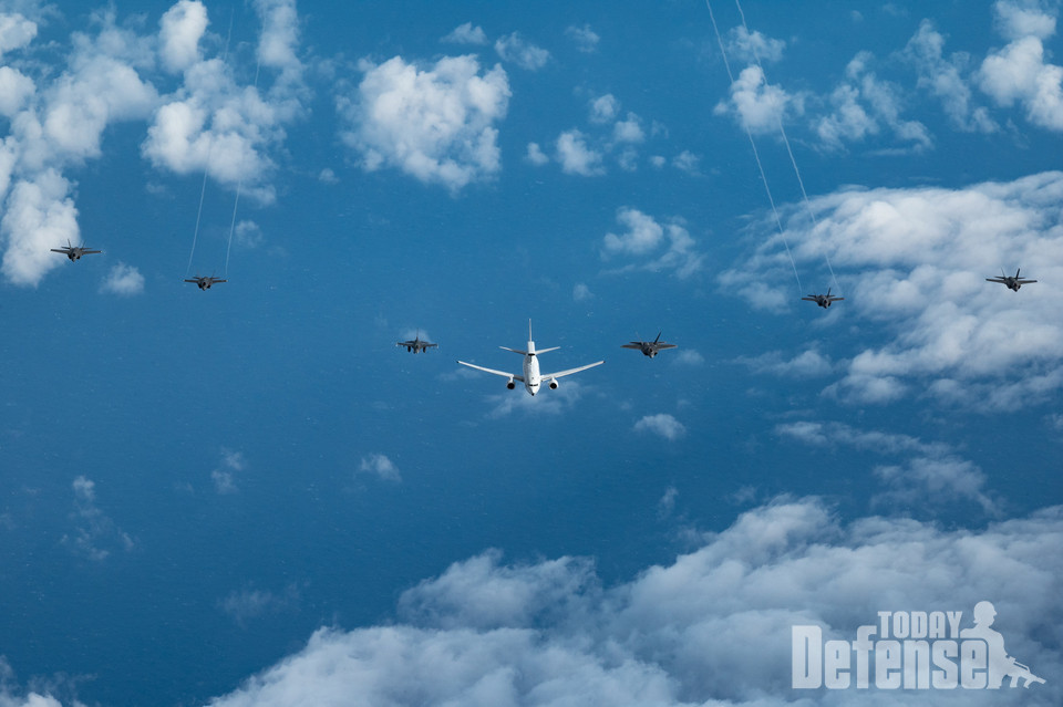 미국과 왕립 호주 공군 전투기가 2022년 12월 8일 퍼시픽 엣지 23 훈련 중 하와이 오아후 해안 근처에서 양자 편대를 이루고 있습니다. 해병대 314 전투공격대대(VMFA-314), 호주 공군 제3비행대, 제2비행대의 RAAF E-7A 웨지테일, 제422시험평가비행대의 미공군 F-16 Fighting Falcon, 제 199 및 19 전투기 비행대대의 USAF F-22 랩터. 퍼시픽 엣지는 양국 항공기 간의 현실적인 전투 훈련을 제공하여 자유롭고 개방된 인도 태평양 전역에서 임무 준비 태세와 지역 안정에 기여하기 위해 개최된다.(사진:U.S.Air Force)