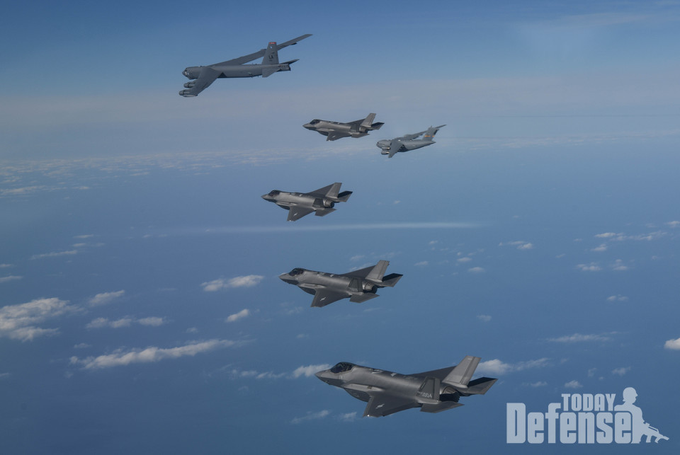 한미 연합공군훈련을 위해 한반도 인근에 전개한 미공군 B-52H, C-17과 한국 공군의 F-35A가 함께 비행하고 있다. (사진:국방부)