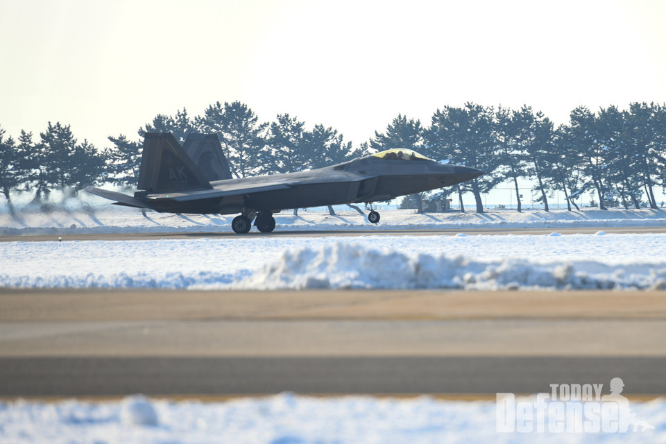 한미 연합공군훈련을 위해 한반도에 전개한 미공군 F-22 전투기가 군산기지에 착륙하고 있다.(사진:국방부)
