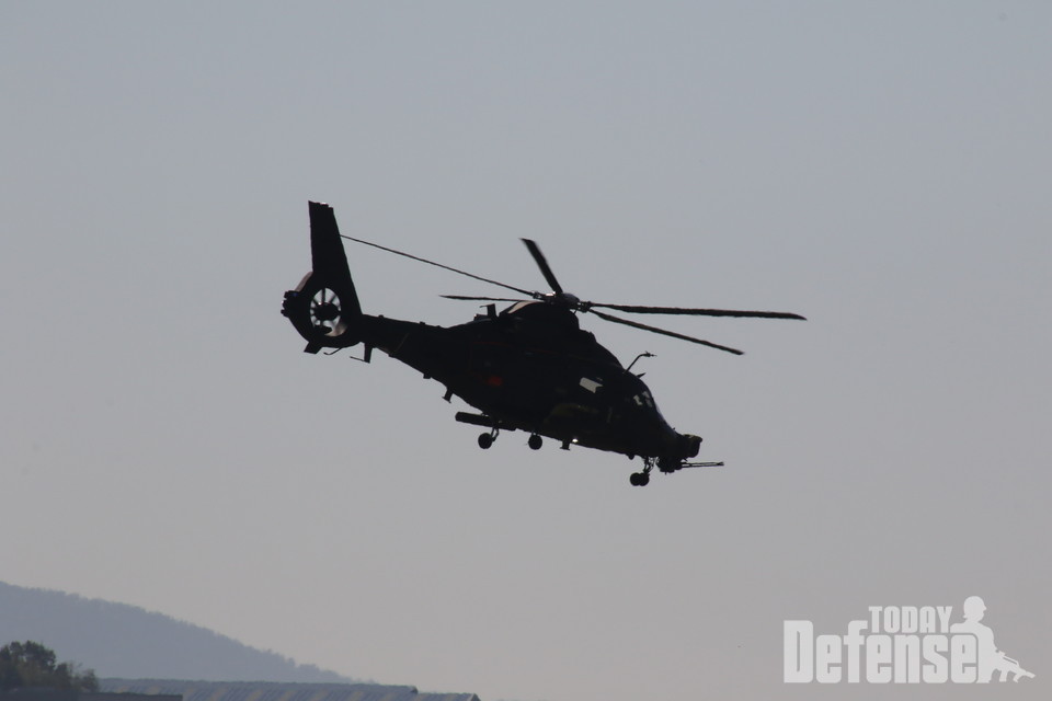 사천에어쇼에서 소형무장헬기(LAH) 기동비행(급강하사격비행) (사진:디펜스투데이)
