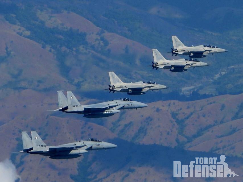 항공자위대의 F-15J 2대와 필리핀 공군의 FA-50PH 3대가 편대비행을 했다.(사진:필리핀공군)