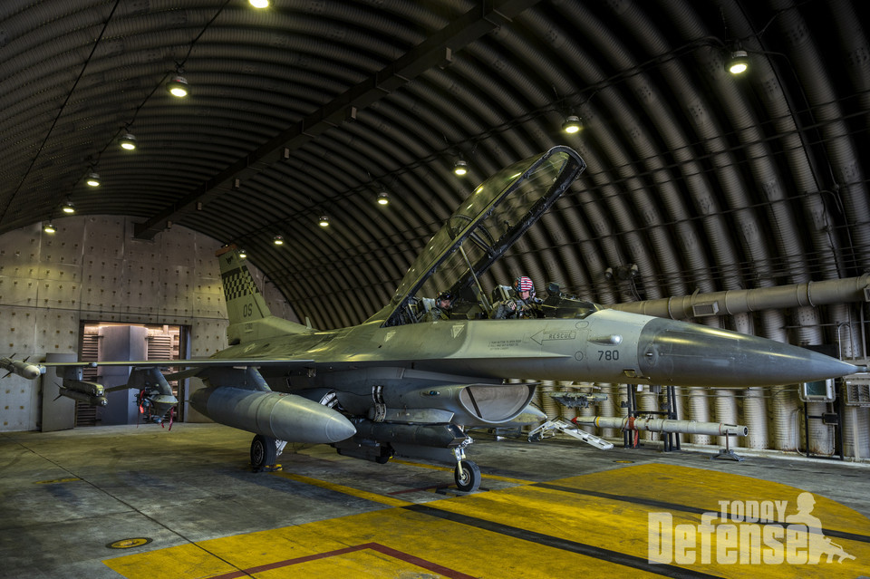 36전투비행대대의 F-16전투기가 쉘터에서 출격대기를 하고 있다.(사진:U.S.Air Force)
