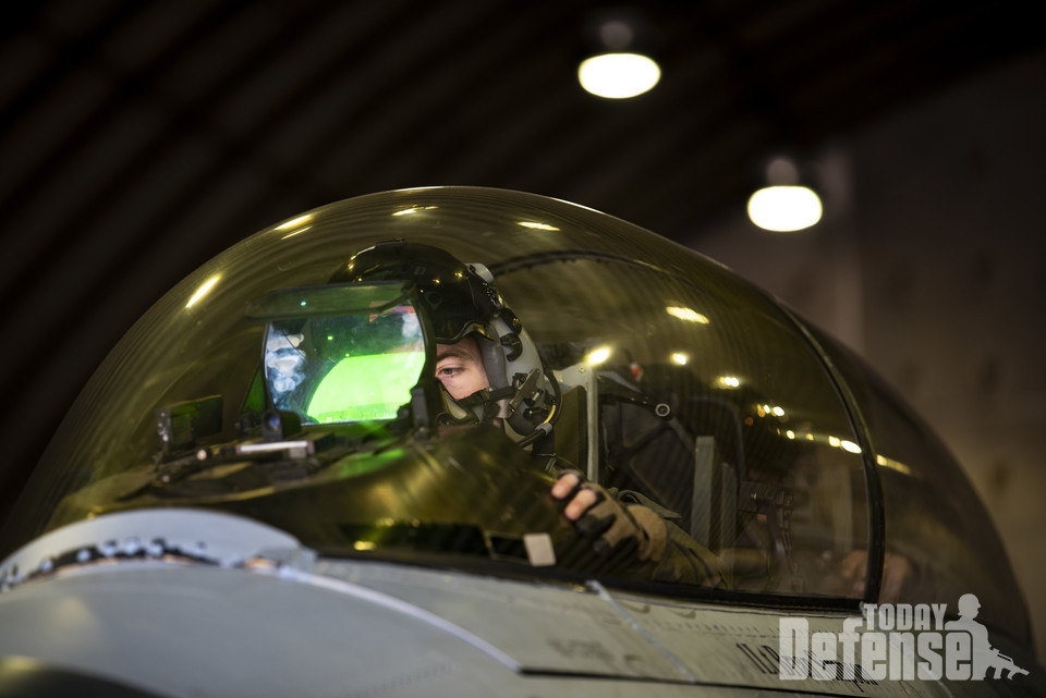 주한미공군 36전투비행대대 소속 F-16 조종사가 훈련비행전 전투기를 조종석에서 조정하고 있다.(사진:U.S.Air Force)