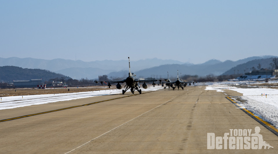 주한미공군 36비행대대의 F-16 3대가 줄지어 이륙을 위해 활주로를 택싱하고 있다.(사진:U.S.Air Force)