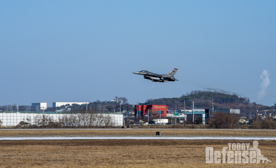 주한미공군 36전투비행대대 F-16 전투기가 훈련비행을 위해 이륙하고 있다.(사진:U.S.Air Force)