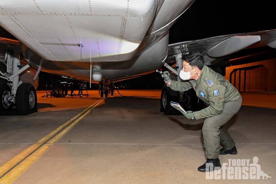 2023년 계묘년을 맞이하여 대한민국 공군의 새해 첫 비행에 나서는 E-737 항공통제기 조종사들이 기체 외부를 점검하고 있다. (사진:공군)