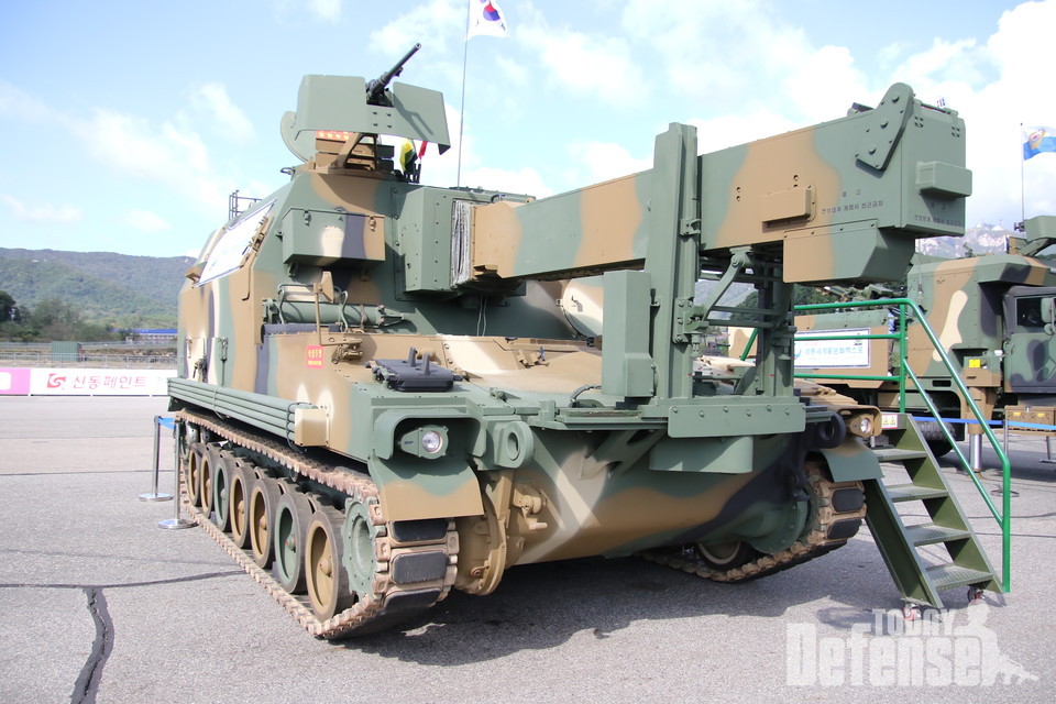 K-55A1 자주포에 탄약을 공급하는 K-56 탄약장갑차(사진:디펜스투데이)
