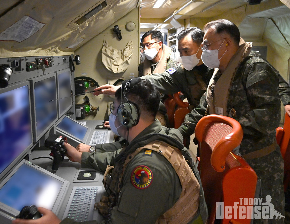 해상초계기(P-3C)에 탑승해 훈련을 지도하고 장병들을 격려하는 이종호 해군참모총장(사진:해군)