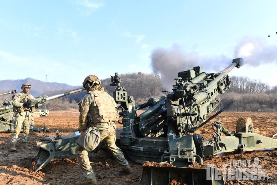 제2보병사단·한미연합사단 예하 스트라이커여단 포병장병들이 M777 경량 견인포를사격하고 있다.(인도태평양사령부트위터)