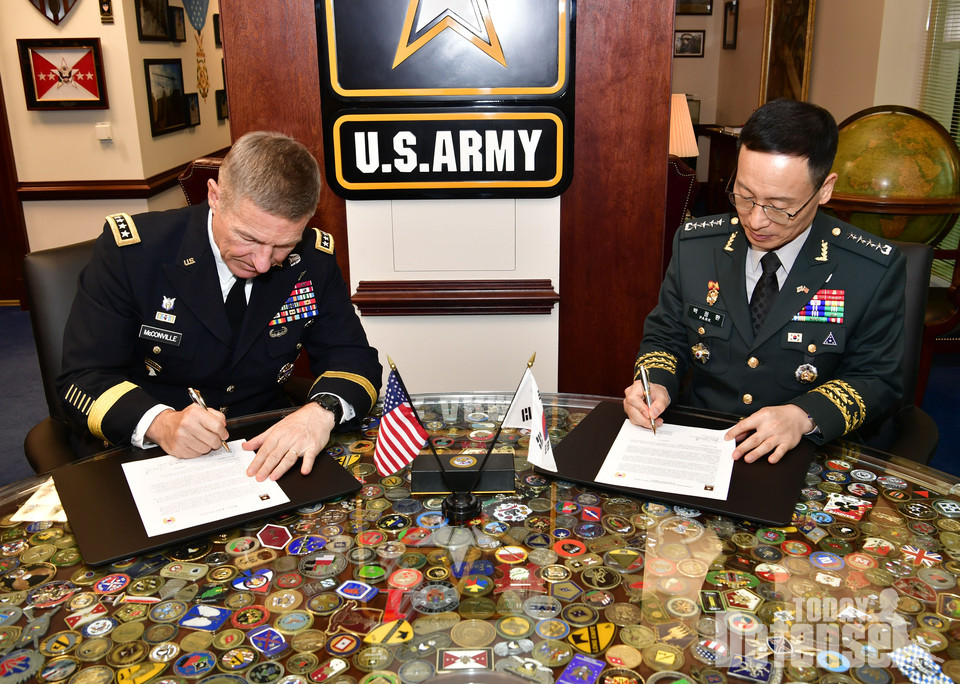 전략비전서에 서명하는 박정환 육군참모총장과 제임스 맥콘빌 미 육군참모총장(사진:육군)