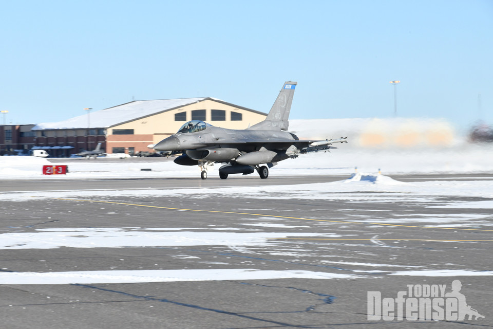 미네소타 주 공군 제148전투비행단에 소속 F-16CM 파이팅 팰컨이 2023년 1월 26일 이륙을 준비하고 있다. 이것은 AN/ASQ-236 레이더 포드를 탑재한 포스트 블록 F-16의 첫 비행이었다. 제148전투비행단은 모든 F-16 전투기를 대상으로 한주방위 공군 우수센터로 지정되었다.(사진:U.S.Air Force)