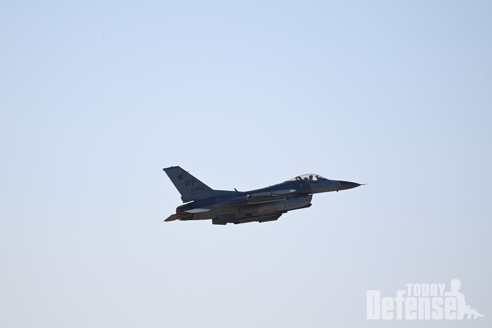 美 공군 F-16CM 전투기가 2월 3일(금) 오후, 韓美 연합공중훈련 참가를 위해 군산기지 활주로를 이륙하고 있다.(사진:공군)