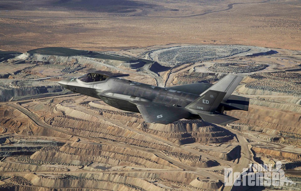 TR-3사양  F-35 스텔스 전투기가 에드워드 공군기지에서 1월 6일(현지시각) 첫 시험비행을 했다. F-35 블록 4 업그레이드를 위한 시험비행으로 2023년내내 시험비행을 한 데이터는 기존 F-35 전투기 개량 및 신규제작에 투입이 될 것이다.(사진:U.S.Air Force)