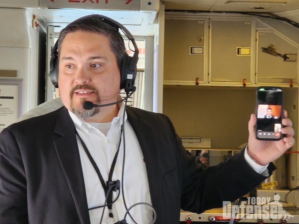 인마셋의 현장책임자가 항공기에 장비된 와이파이를 통해서 지상의 스마트폰과 화상통신을 시연하고 있다.(사진:디펜스투데이)