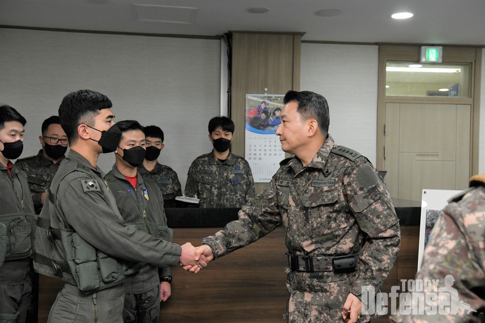 김승겸 합참의장은 공군 18전투비행단의 비상대기실을 방문하여 조종사와 정비사들의 비상 출격 임무 수행절차를 확인하고 격려했다.(사진:합동참모본부)