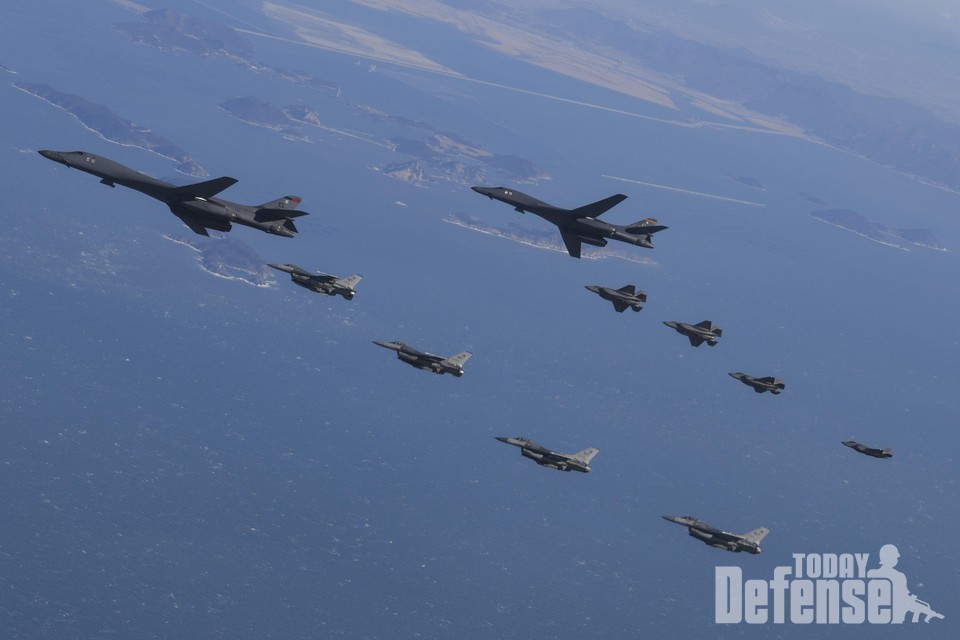 B-1 폭격기 2대와 호위중인 공군 F-35A 스텔스 전투기와 주한미공군 8전투비행단 소속 F-16 전투기들이 연합 편대비행을 했다.(사진:합동참모본부)