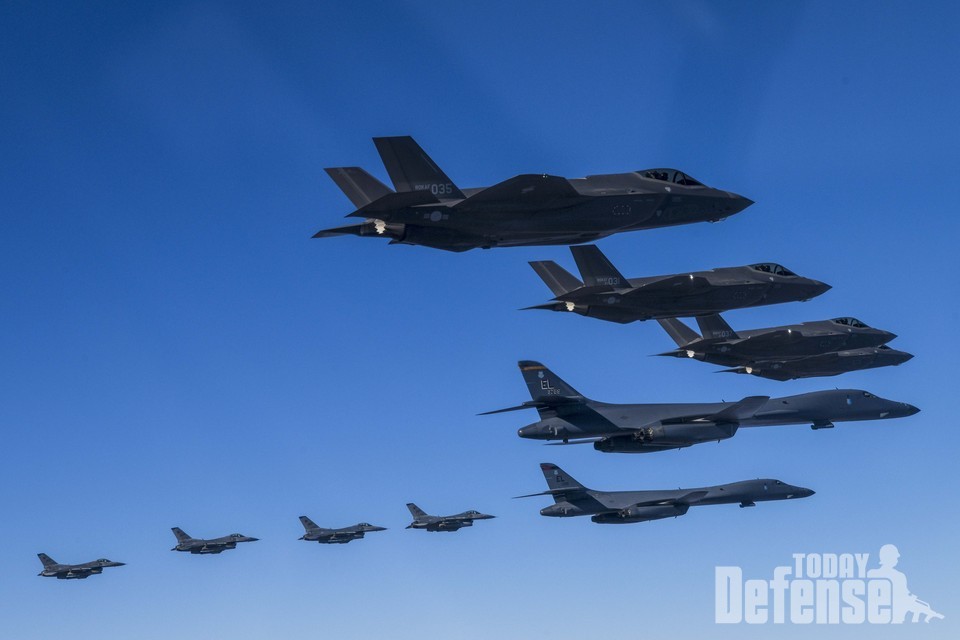 B-1 폭격기 2대와 호위중인 공군 F-35A 스텔스 전투기와 주한미공군 8전투비행단 소속 F-16 전투기들 (사진:합동참모본부)