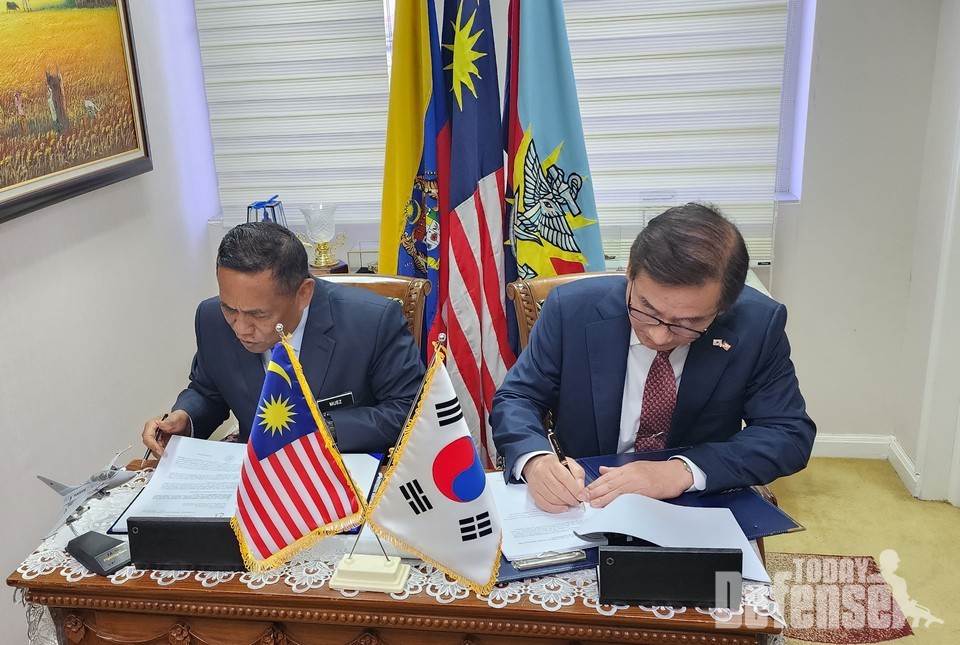 KAI 강구영 사장(오른쪽)과 다툭 뮤에즈 말레이시아 국방사무차관(왼쪽)이 FA-50 수출 계약서에 서명하고 있다.(사진:KAI)