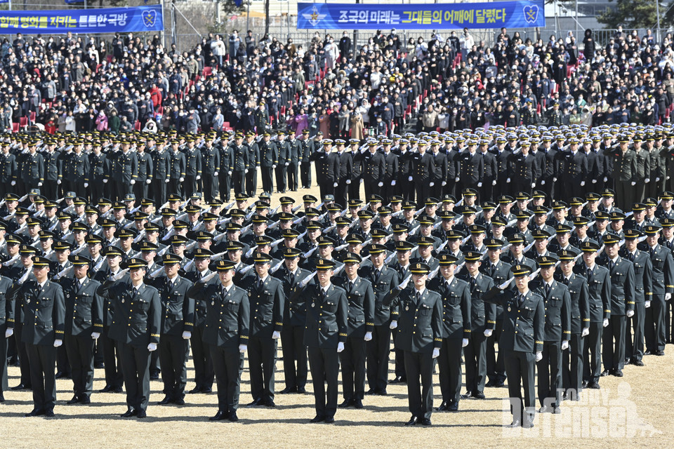 육군학생군사학교에서 열린 '2023 학군장교 통합임관식'에서 신임장교들이 거수경례를 하고 있다.(사진:육군)