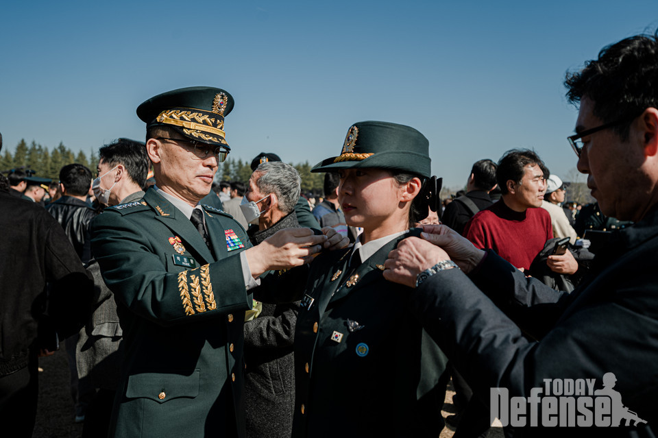 박정환(왼쪽, 대장) 육군참모총장과 가족이 신임장교에게 계급장을 달아주고 있다.(사진:육군)