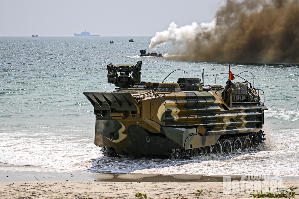 해병대가 태국 남부 핫야오 해안에서 2023 코브라골드 연합훈련을 실시하고 있다. 상륙돌격장갑차(KAAV)가 해안에 상륙하고 있다.(사진:해병대사령부)